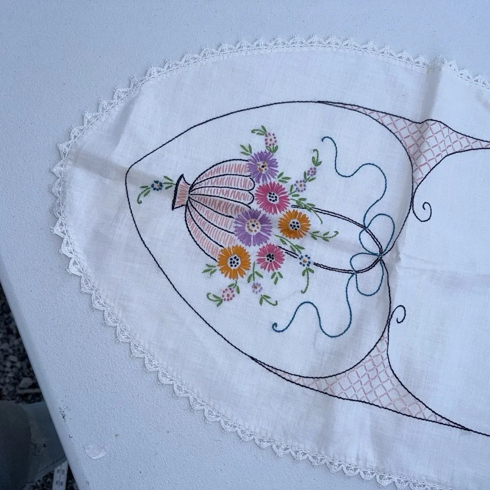 VTG  White Linen Embroidered Floral Table‎ Runner 44